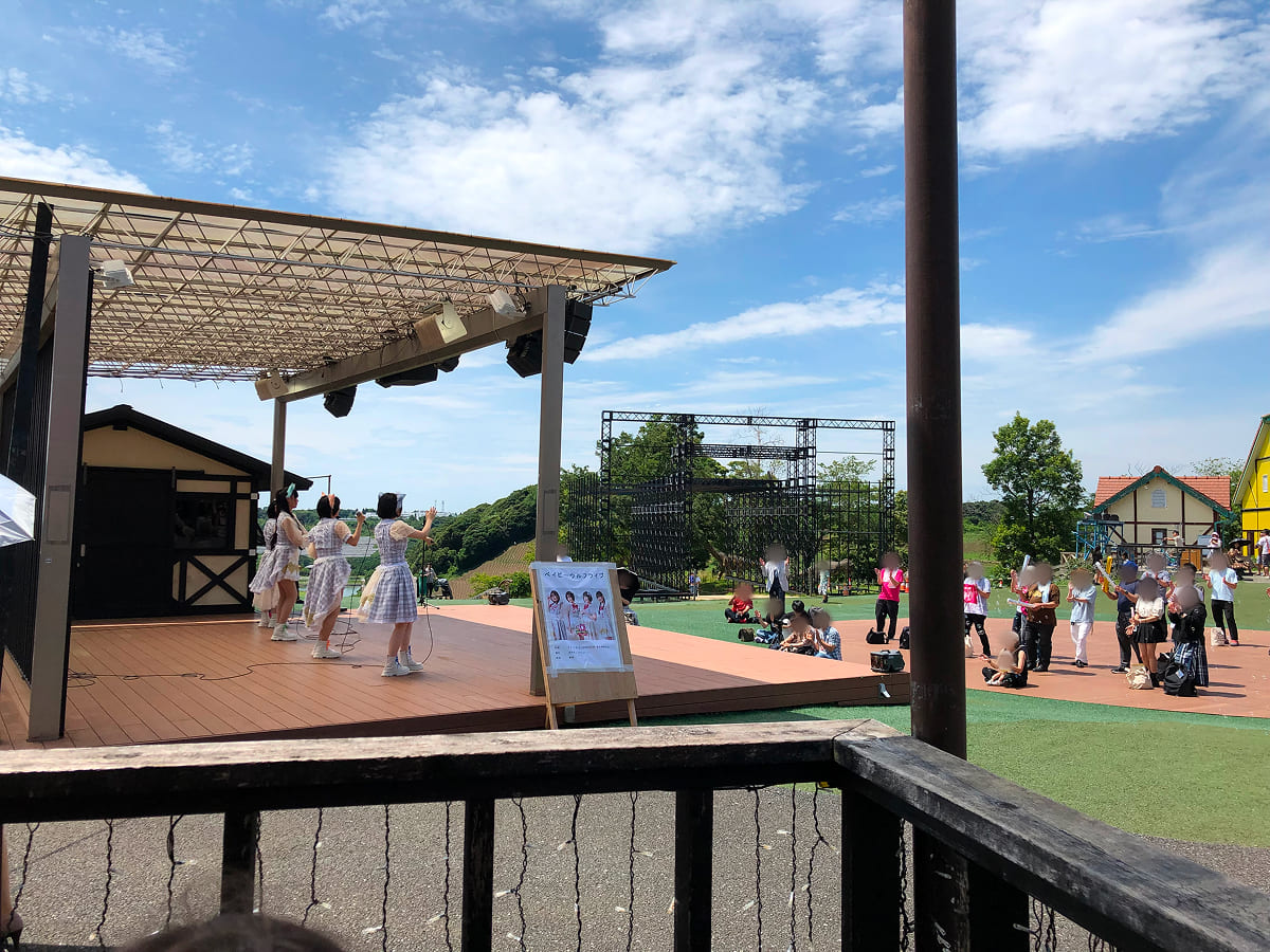 東京ドイツ村 イベントスペースでアイドルライブ