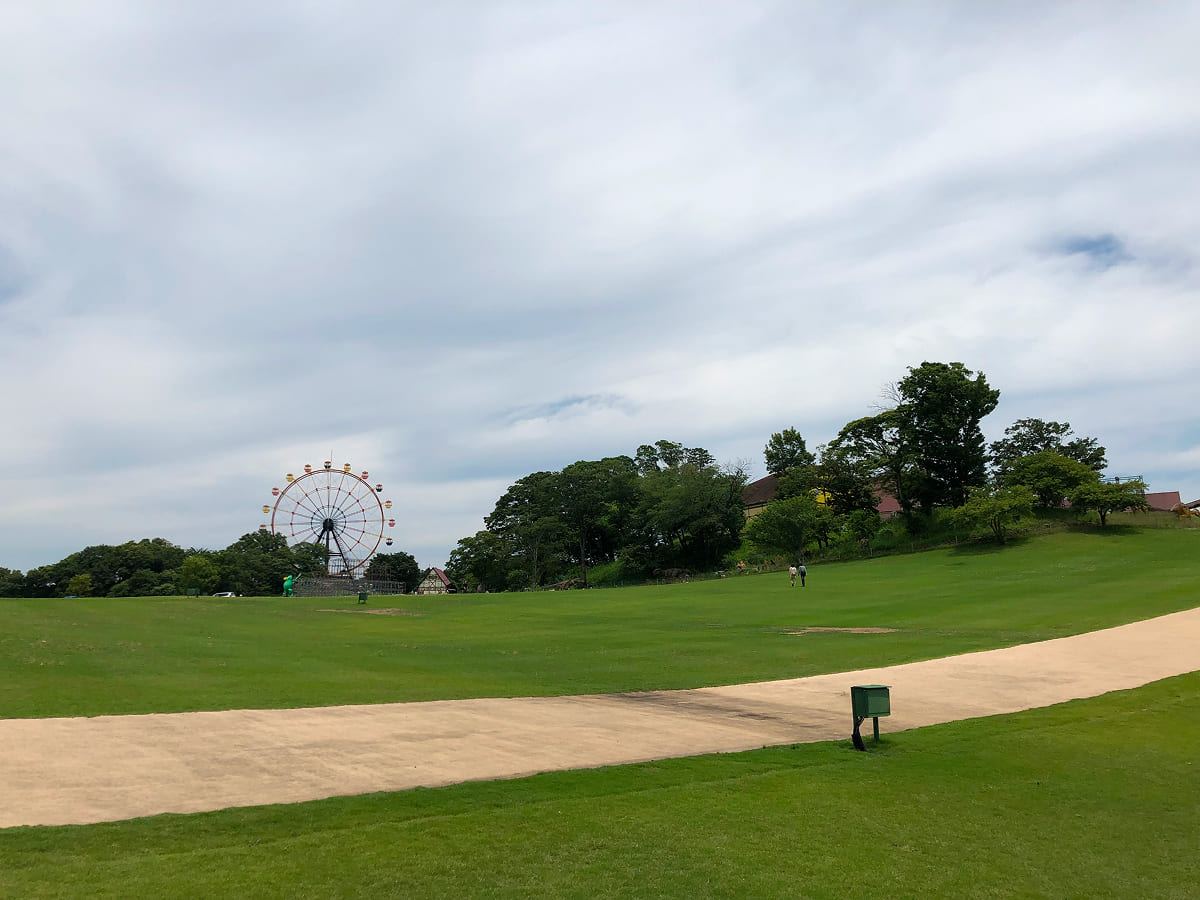 東京ドイツ村 マーケットエリアの芝生広場で右奥に見える建物がマルクトプラッツ
