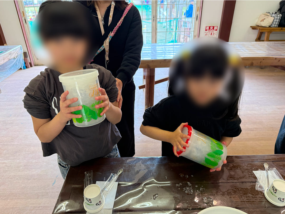 成田ゆめ牧場 ミルクアイス作りでシャカシャカ開始