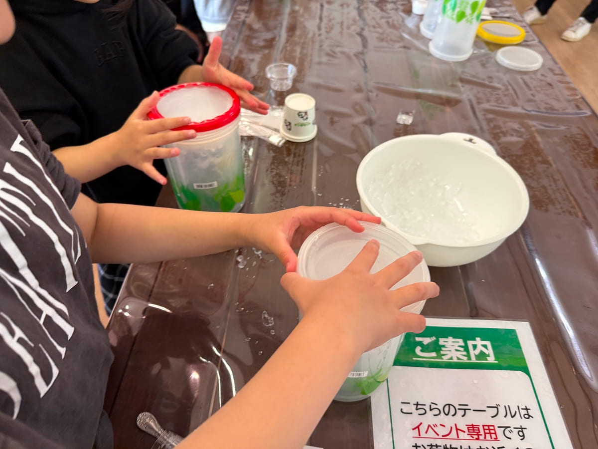 成田ゆめ牧場 ミルクアイス作りで大きい容器に入れる