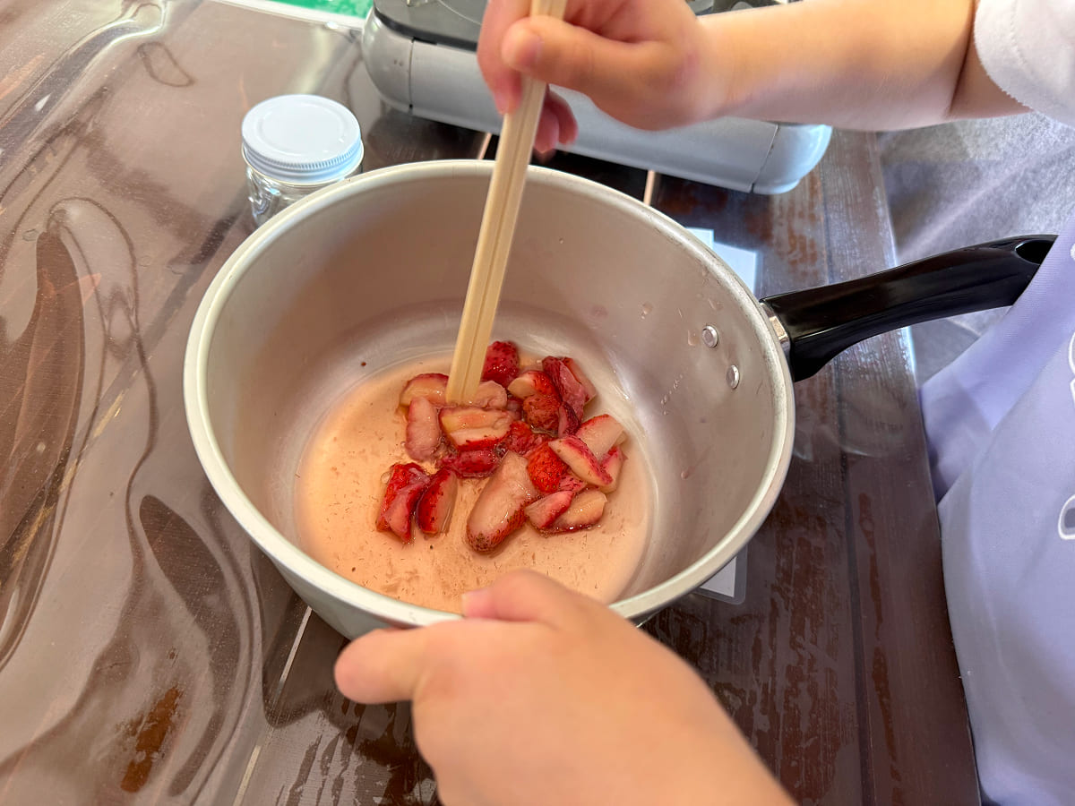 成田ゆめ牧場 いちごジャム作り体験でいちごを潰す