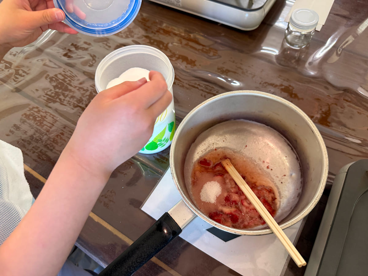 成田ゆめ牧場 いちごジャム作り体験で砂糖投入