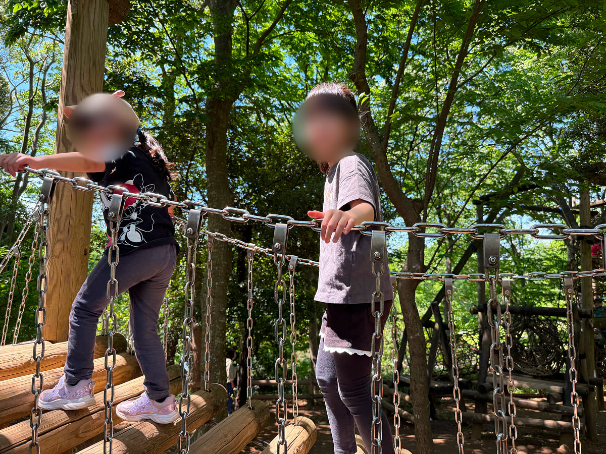 アンデルセン公園 ワンパク王国ゾーンのアスレチックで遊ぶ様子