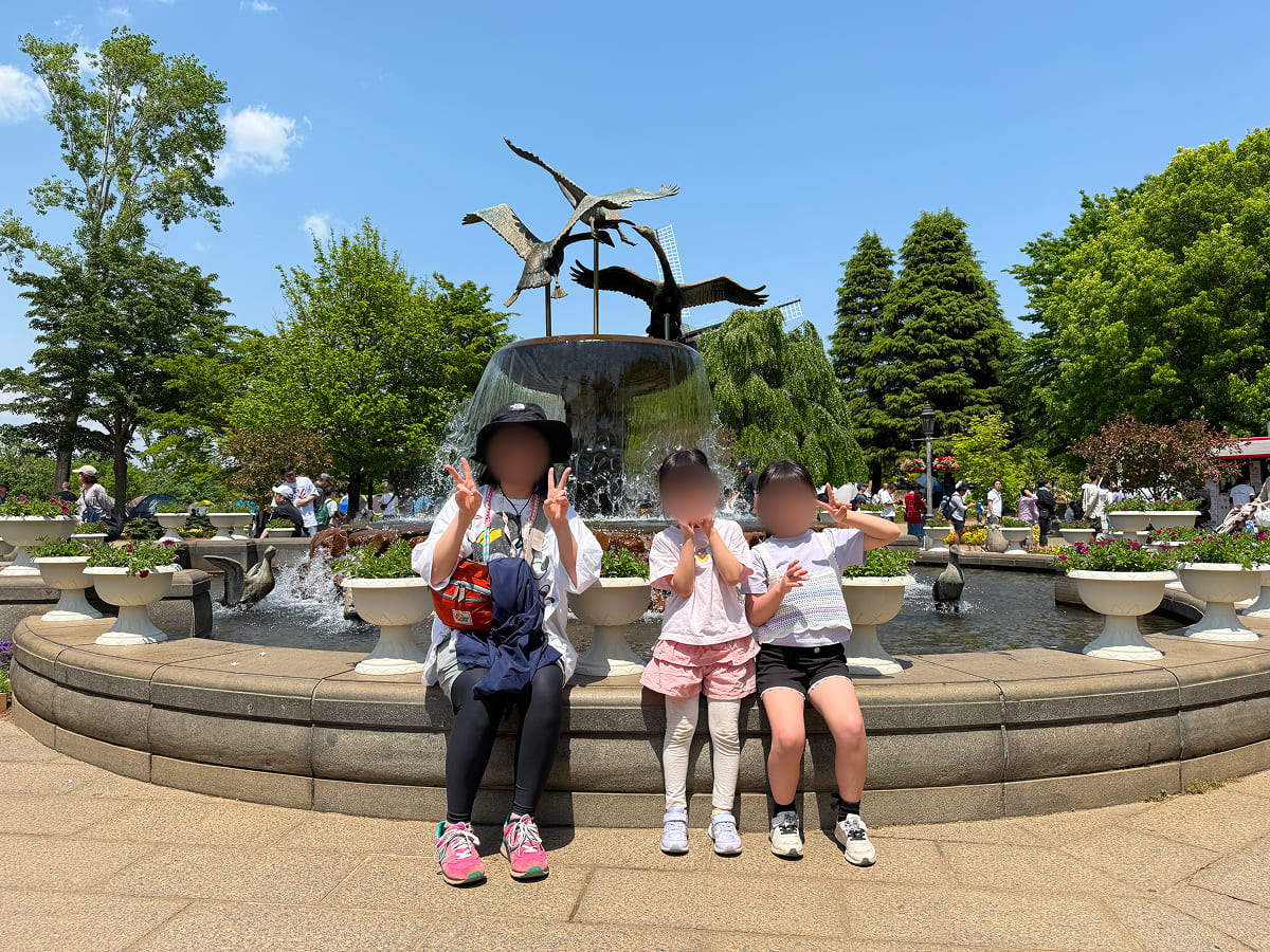 アンデルセン公園 メルヘンの丘ゾーンにある噴水の前で記念撮影