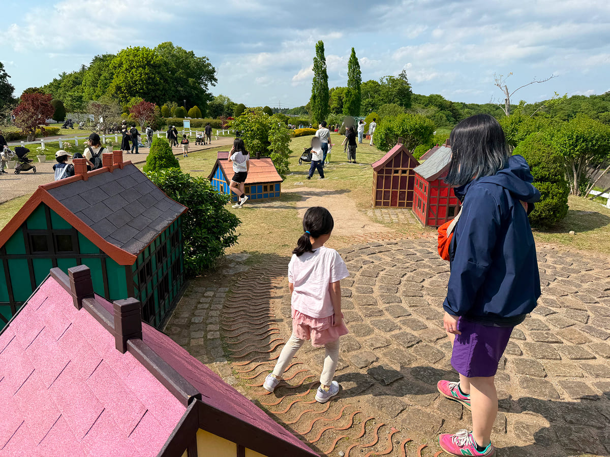 アンデルセン公園 花の城ゾーンのミニチュアガーデンで遊ぶ様子
