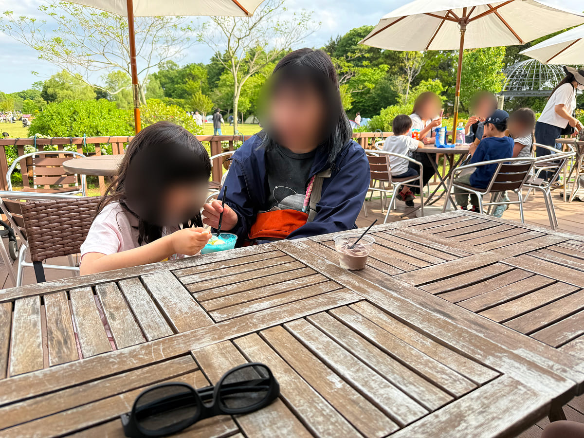 アンデルセン公園 カフェ ヒルデモアのテラスでスイーツ休憩