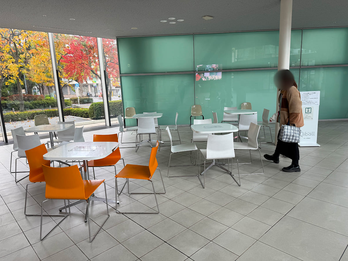 千葉市科学館 きぼーる1階ホールの休憩エリア