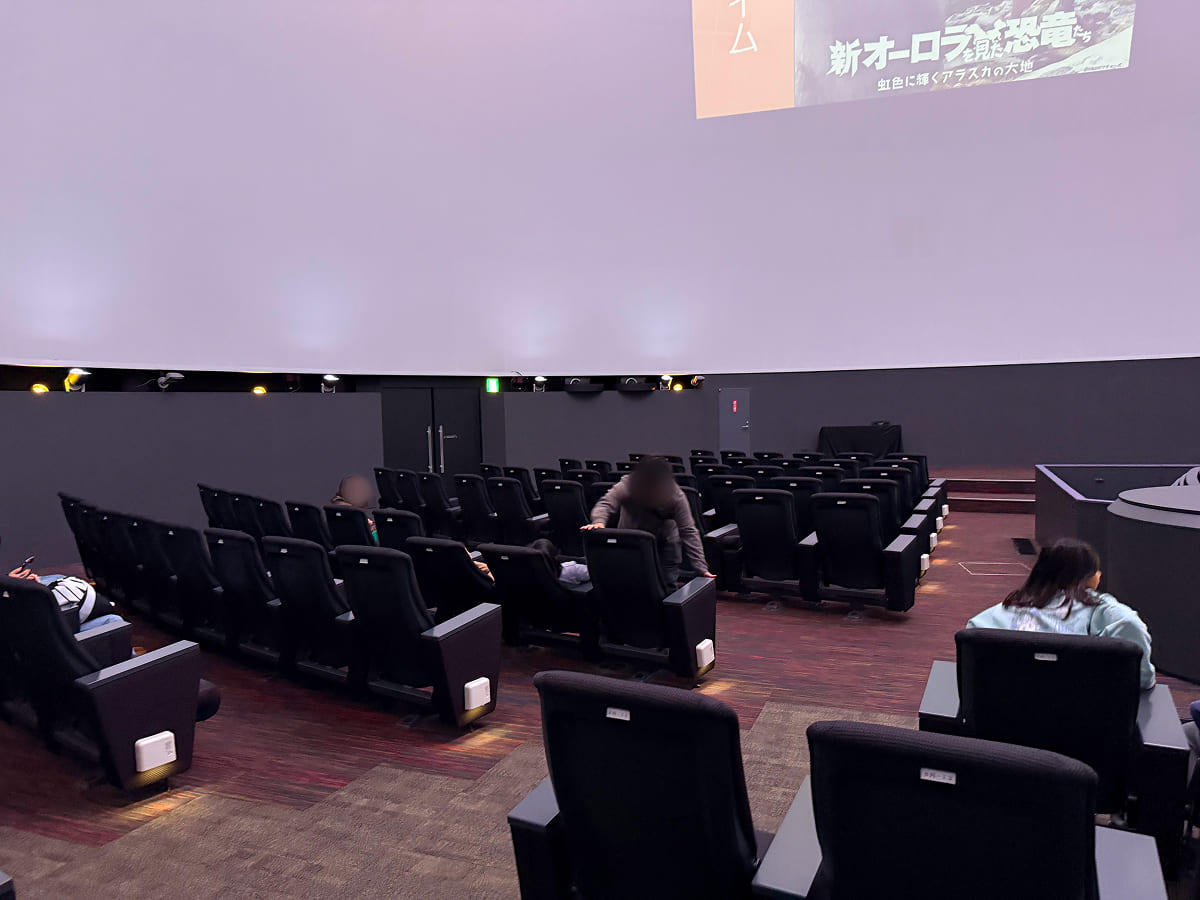 千葉市科学館 プラネタリウムの自由席の様子
