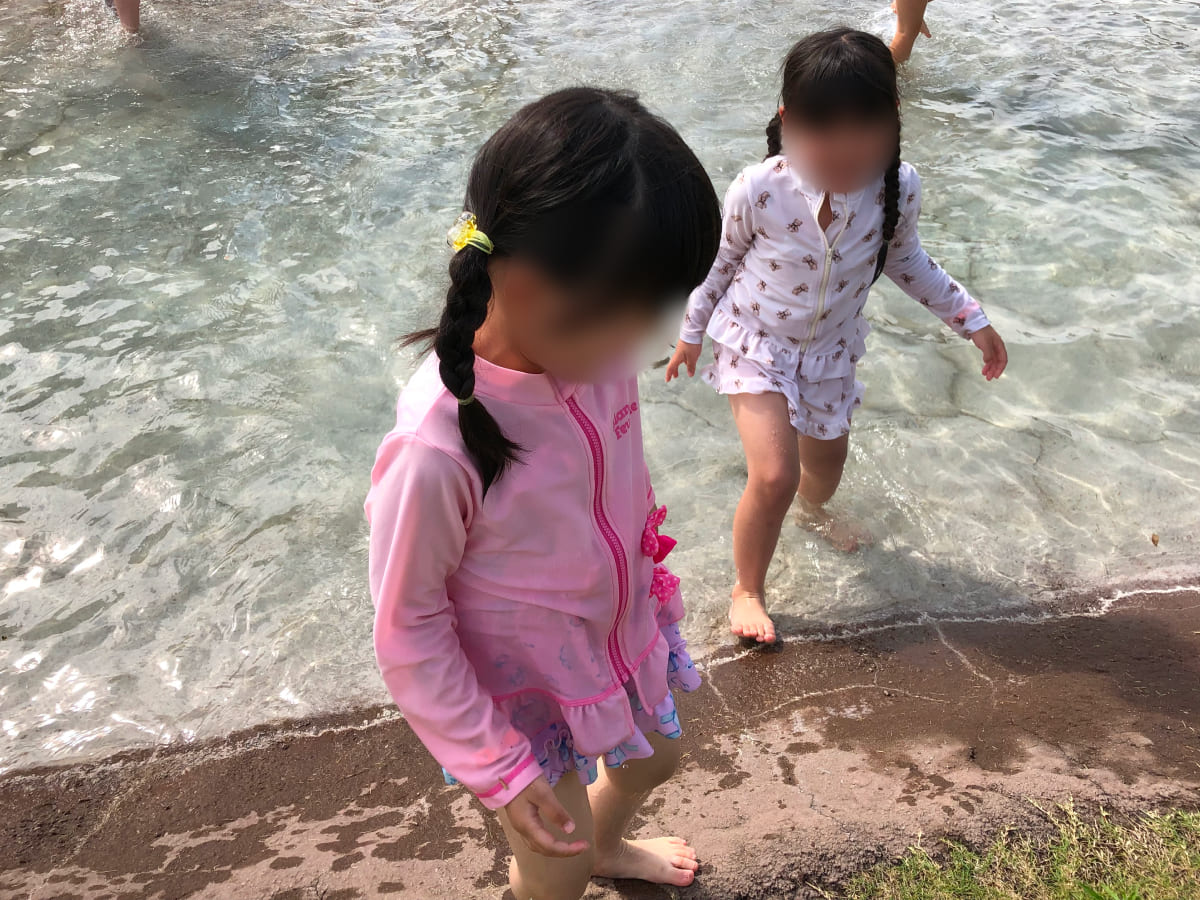 東京ドイツ村 マーケットエリアのせせらぎで水遊び