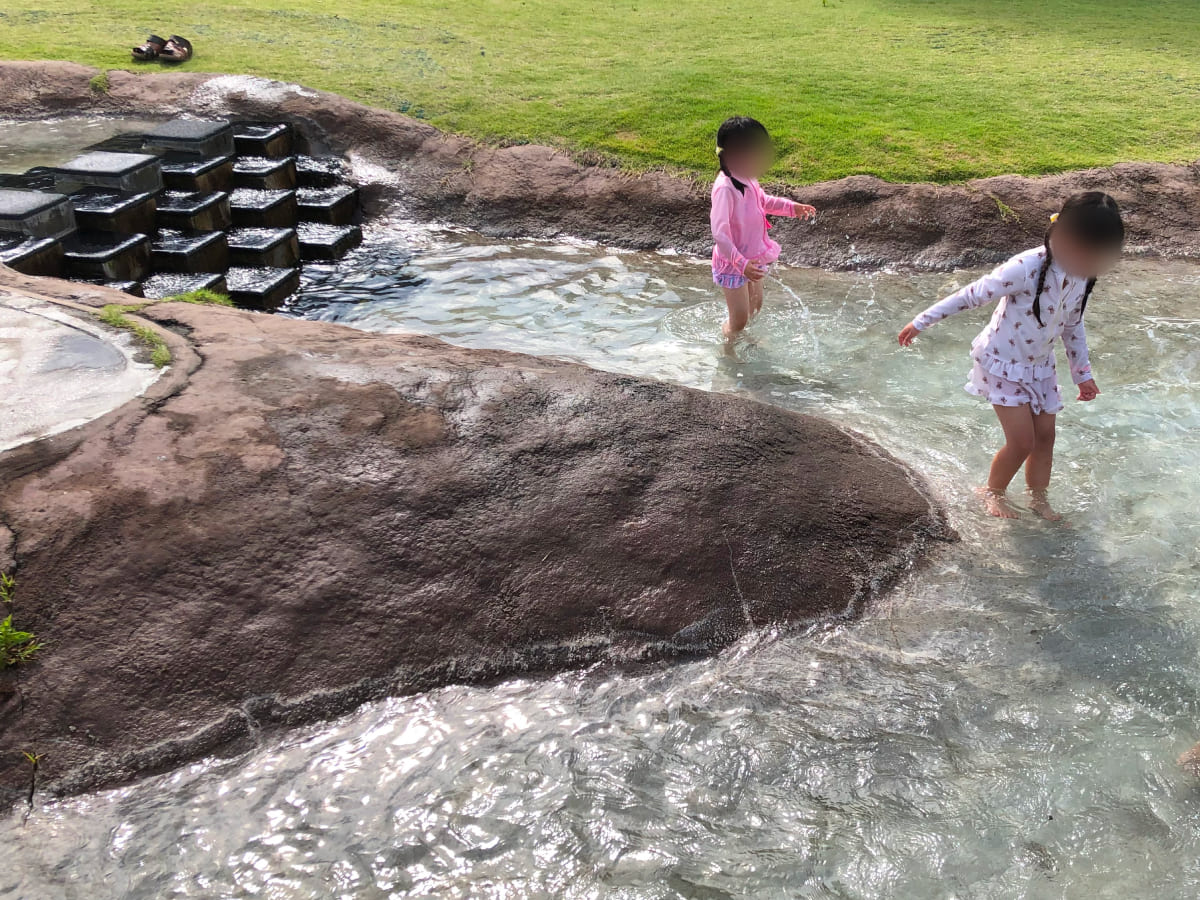 東京ドイツ村 マーケットエリアのせせらぎで水遊び
