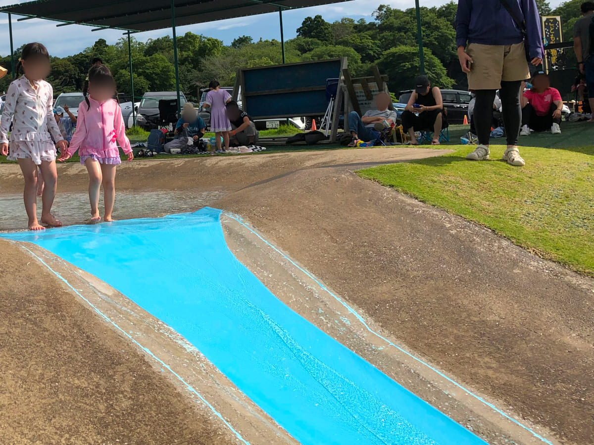 東京ドイツ村 せせらぎのすべり台と屋根付き休憩スペース