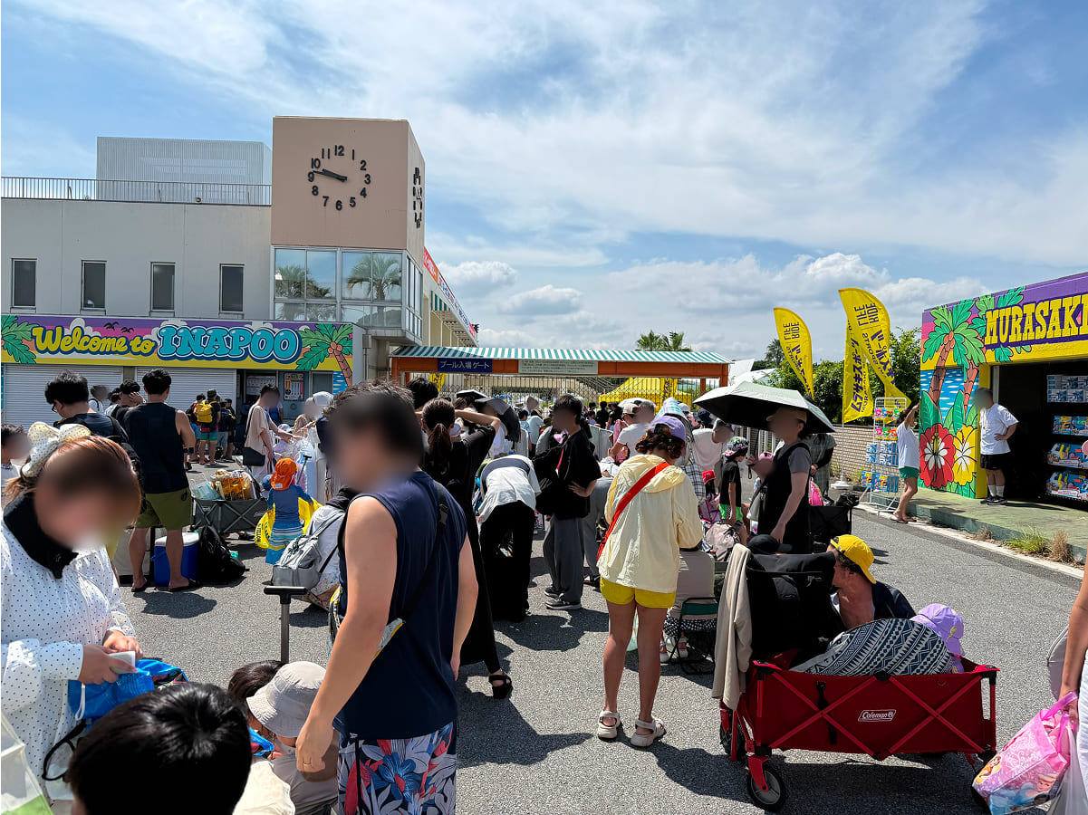 稲毛海浜公園プール 開園前の入場ゲートで並ぶ様子