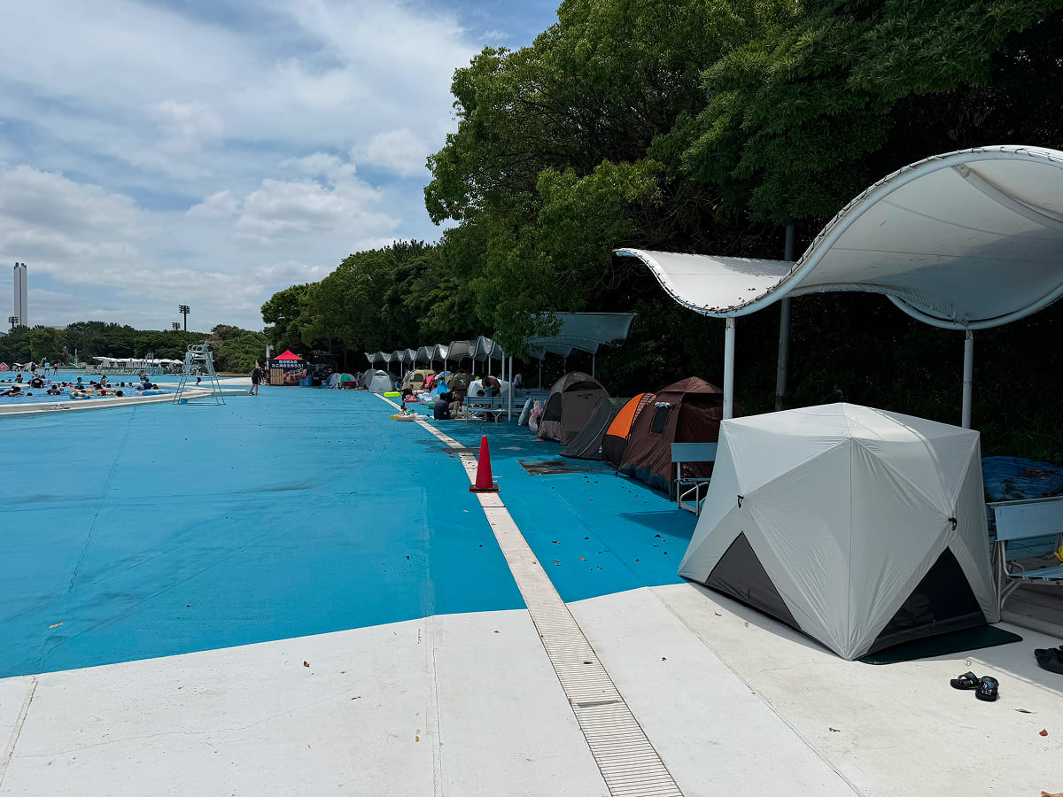 稲毛海浜公園プール 屋根付きの休憩日陰スペースのテント様子