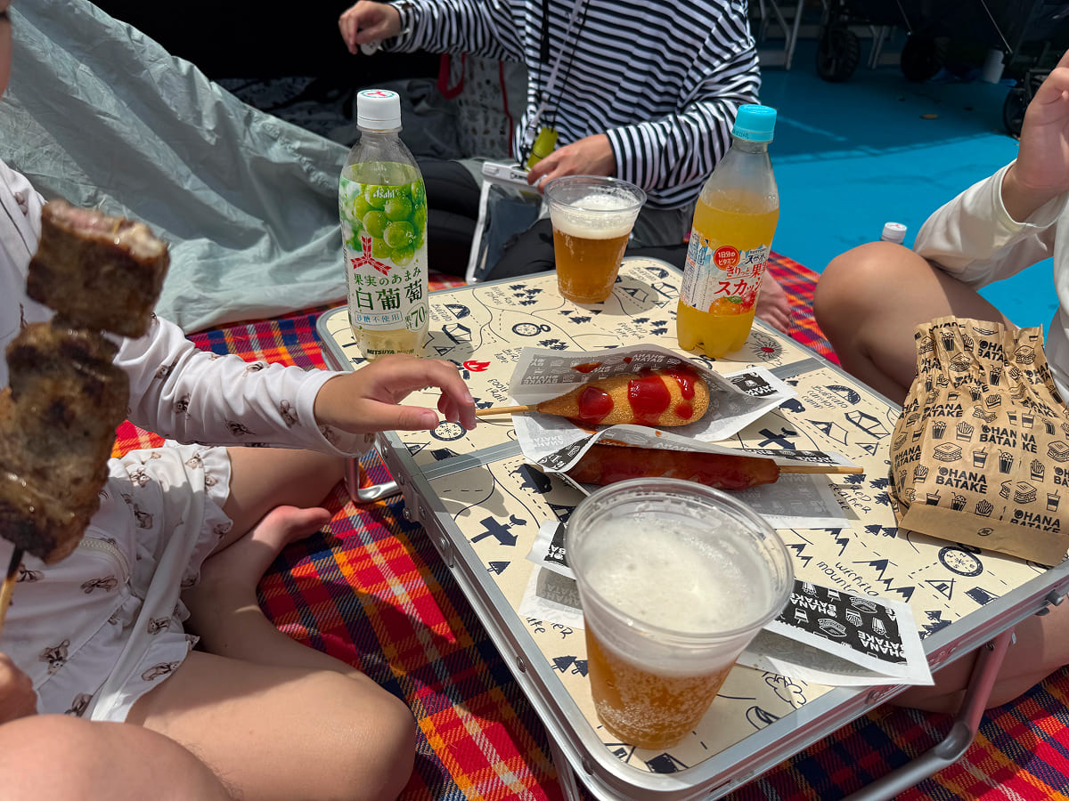 稲毛海浜公園プール 売店で購入したフードを食べる様子