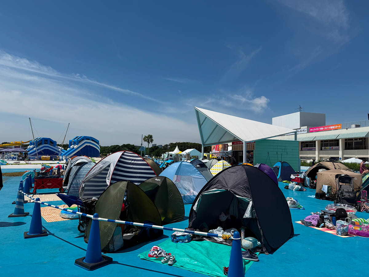 稲毛海浜公園プール 中央の売店周辺エリアの混雑様子