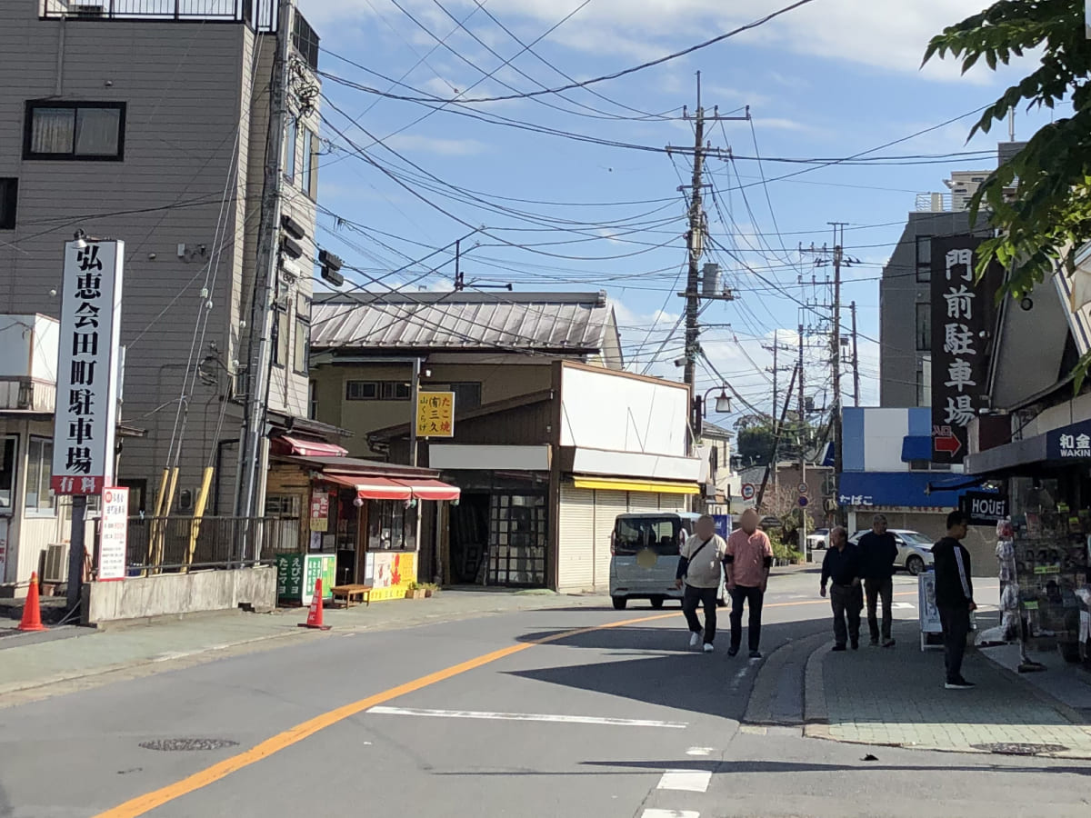 画像左側は弘恵会田町駐車場で右側が門前駐車場