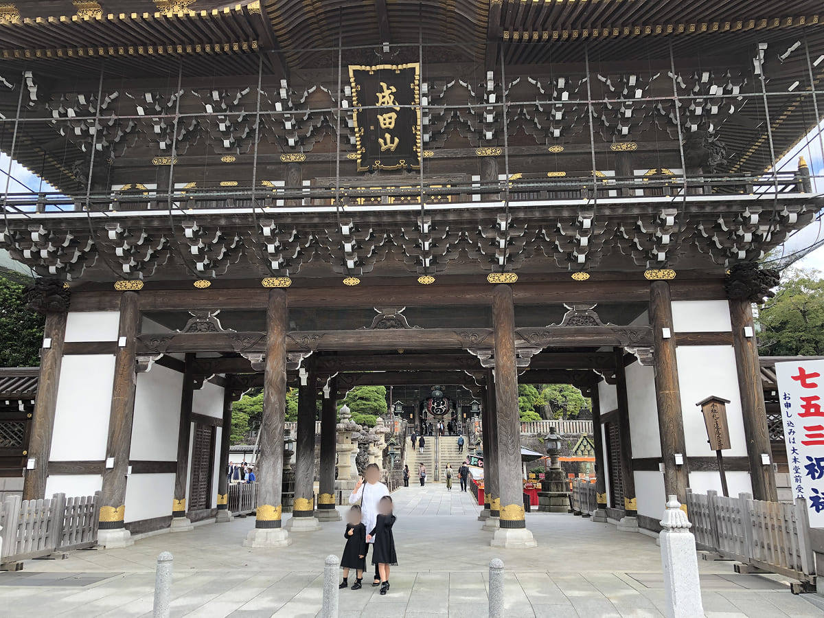 成田山新勝寺 七五三の総門前