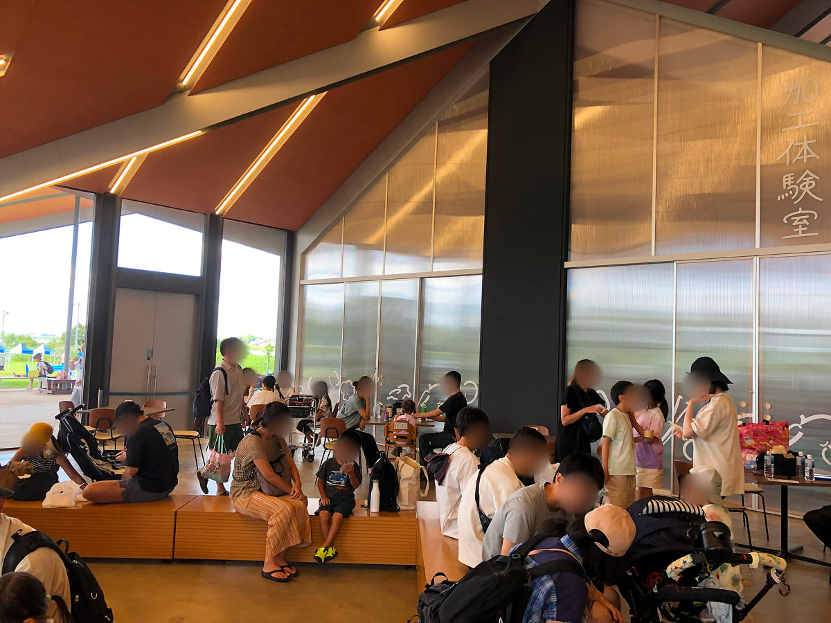 道の駅しょうなん 大屋根下の休憩スペース