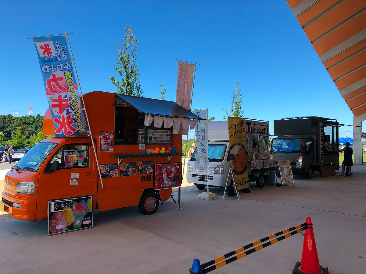 道の駅しょうなん てんと棟の前に並ぶキッチンカー