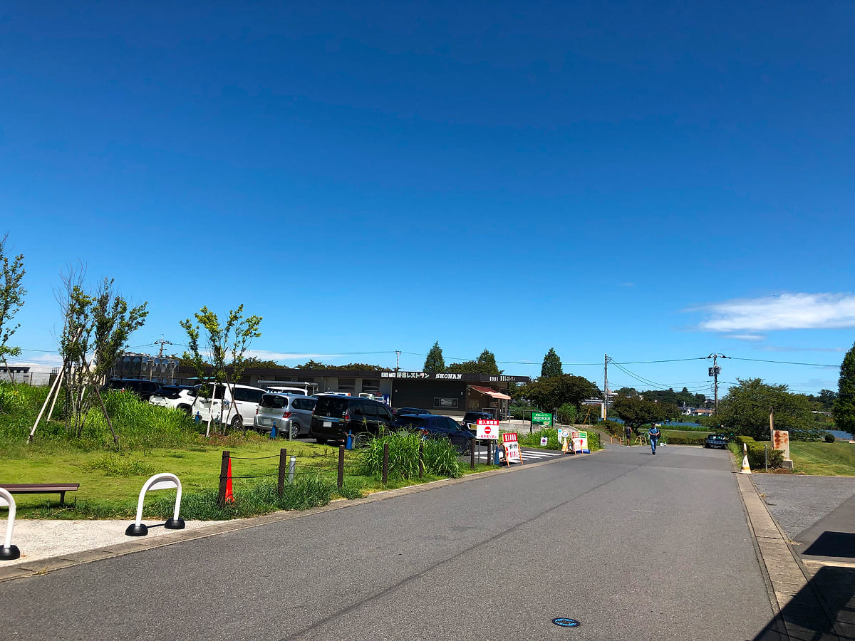 道の駅しょうなん 奥には手賀沼