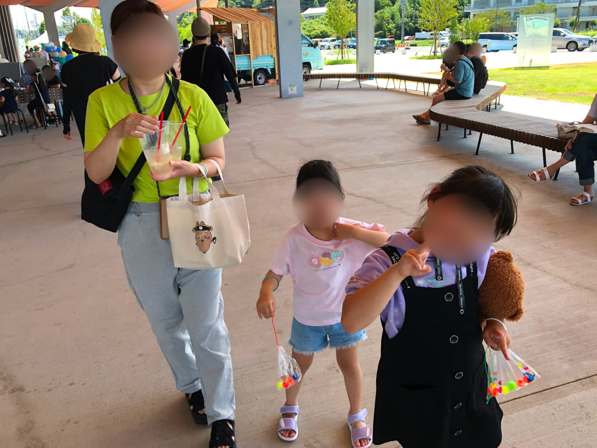 道の駅しょうなん 大屋根の下のベンチ付近