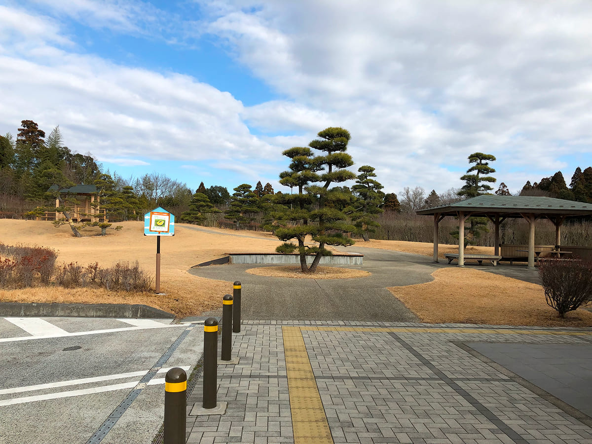酒々井パーキングエリア 外にある休憩スペース