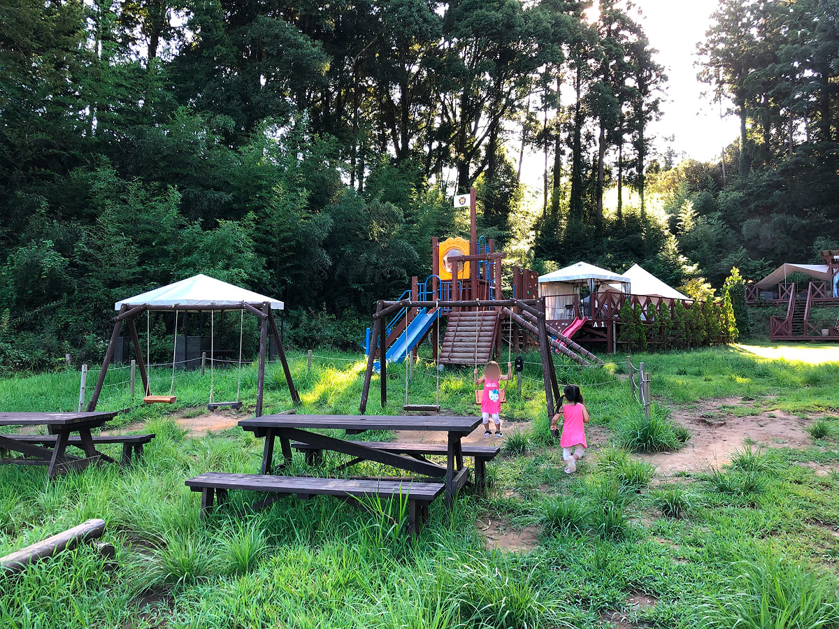農園リゾート THE FARM キッズパークの遊具で遊ぶ様子