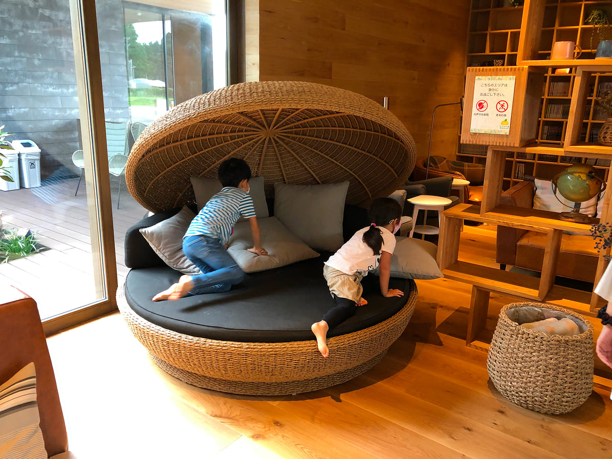 おふろcafé かりんの湯 サウナガーデンの休憩スペース