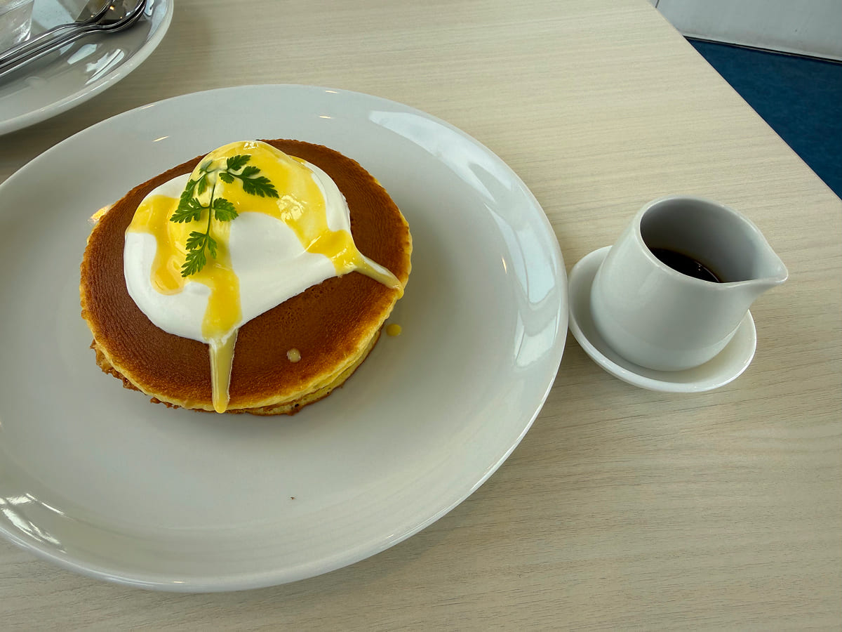 千葉ポートタワー3階 展望カフェ「Caffé Vista109」のアイス付きホットケーキ・アラモード