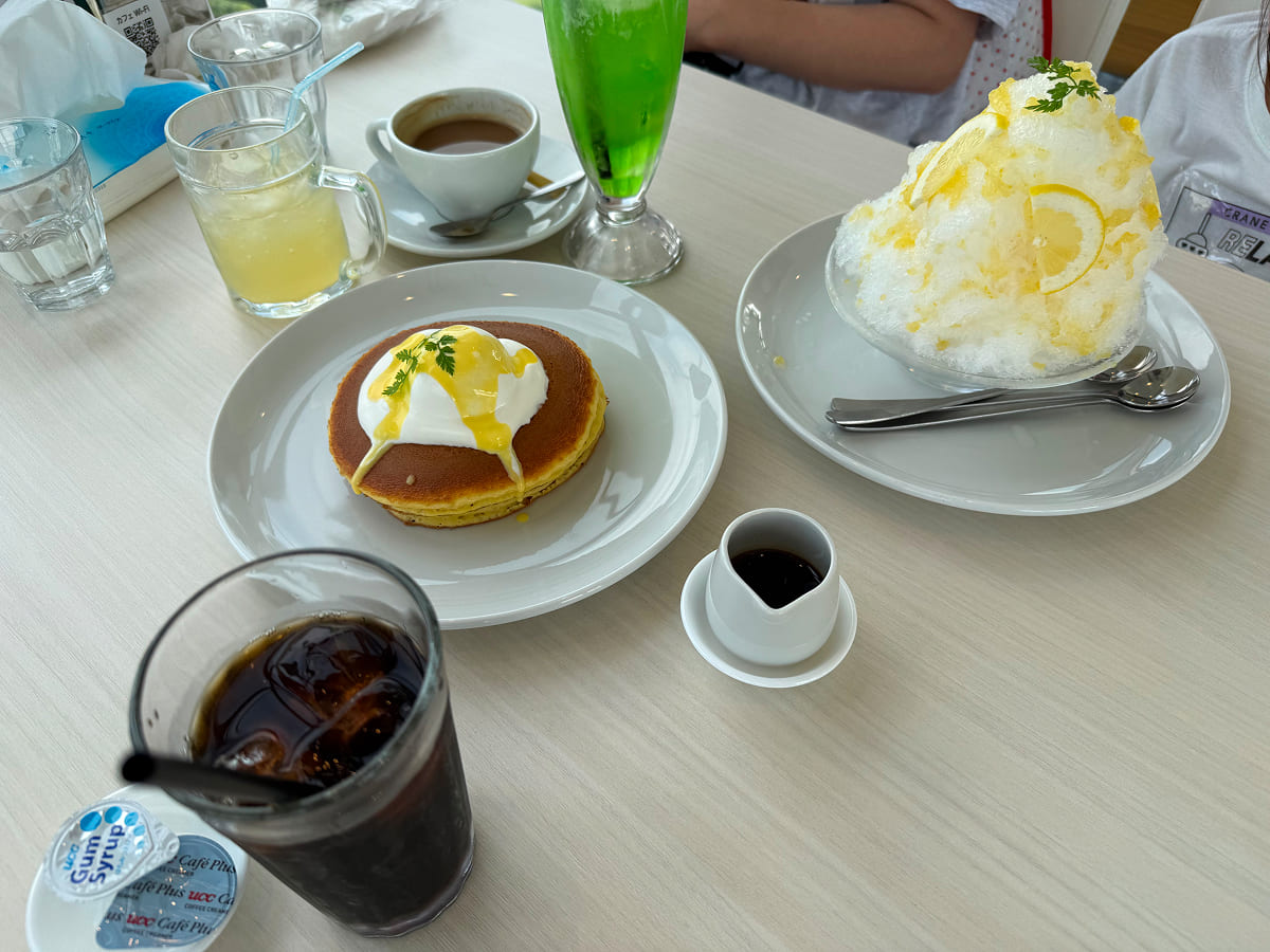 千葉ポートタワー3階 展望カフェ「Caffé Vista109」のホットケーキとかき氷