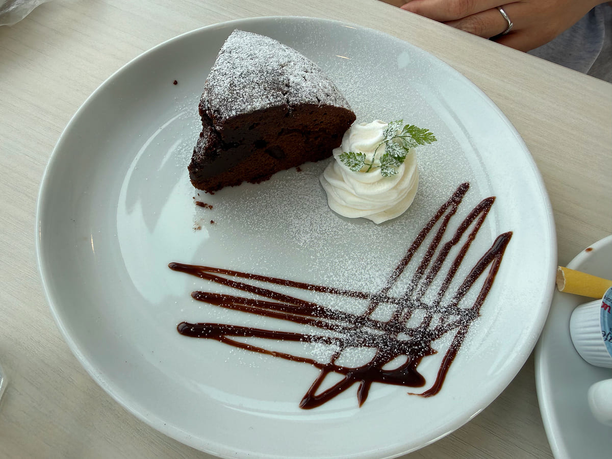 千葉ポートタワー 展望カフェ「Caffé Vista109」の生チョコレートケーキ