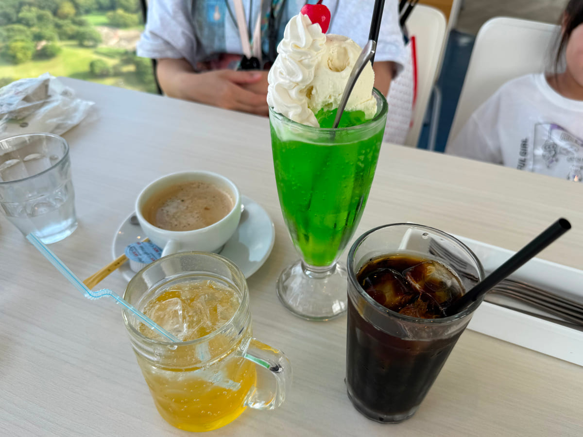 千葉ポートタワー3階 展望カフェ「Caffé Vista109」の懐かしのメロンクリームソーダ