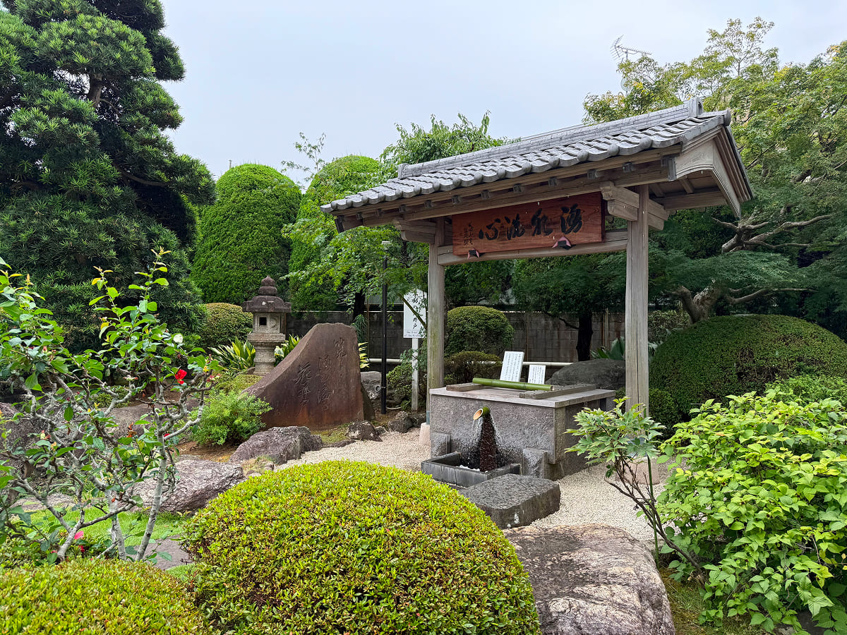 成田山参道 お不動様旧跡庭園の不動の大井戸