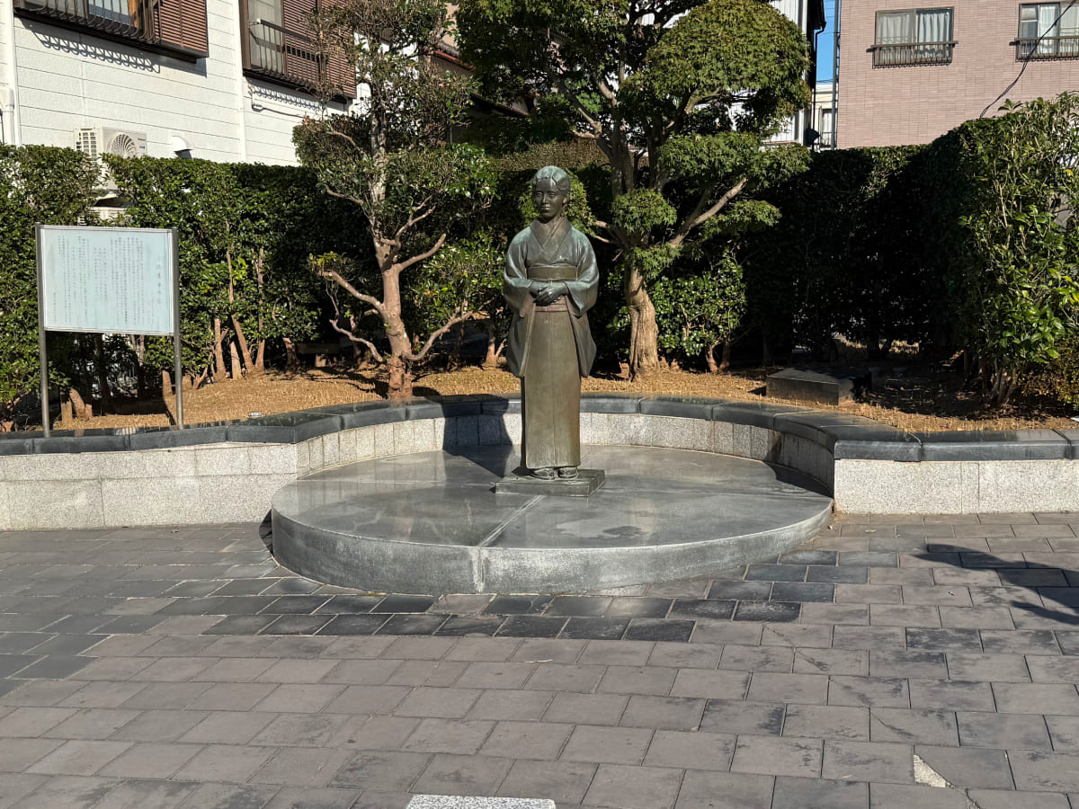成田山新勝寺 参道の三橋鷹女の像
