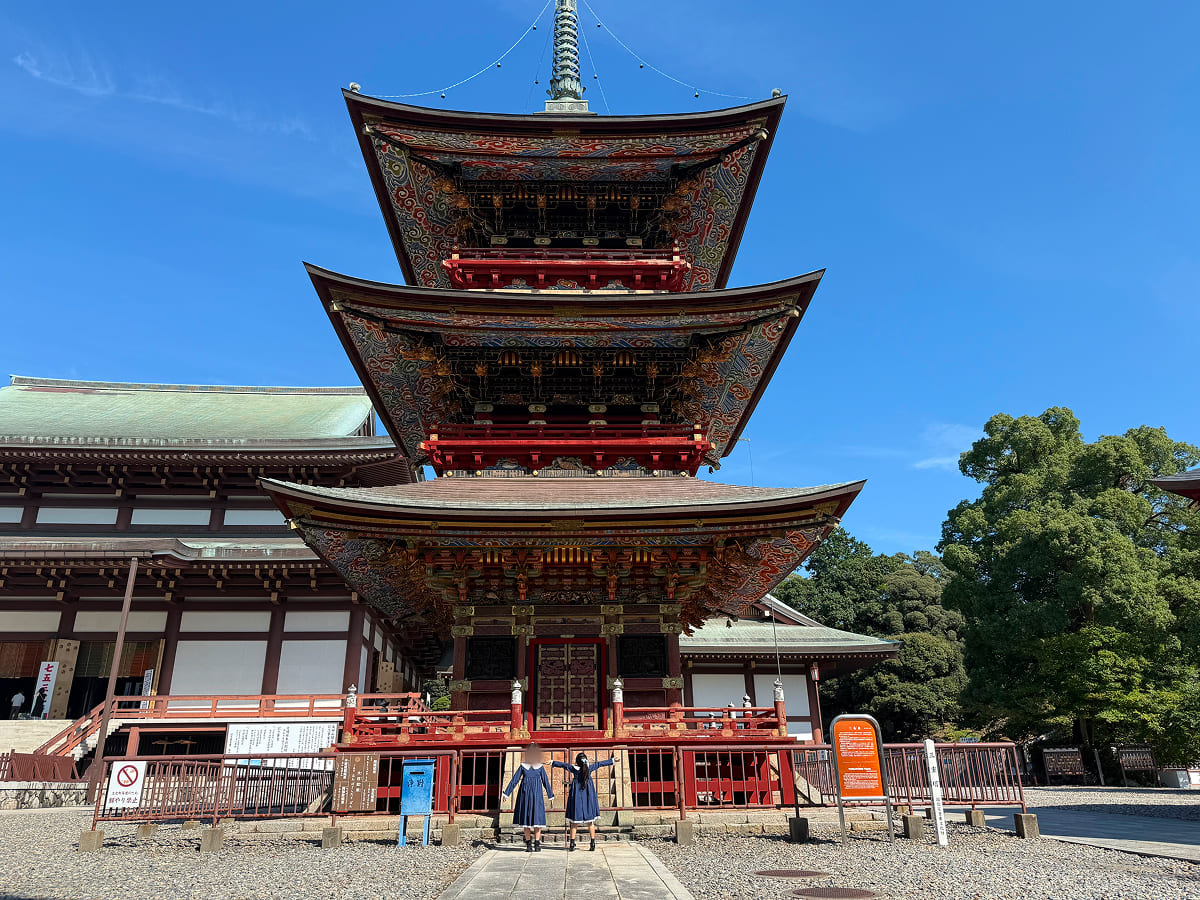 成田山新勝寺 三重塔の前で記念撮影