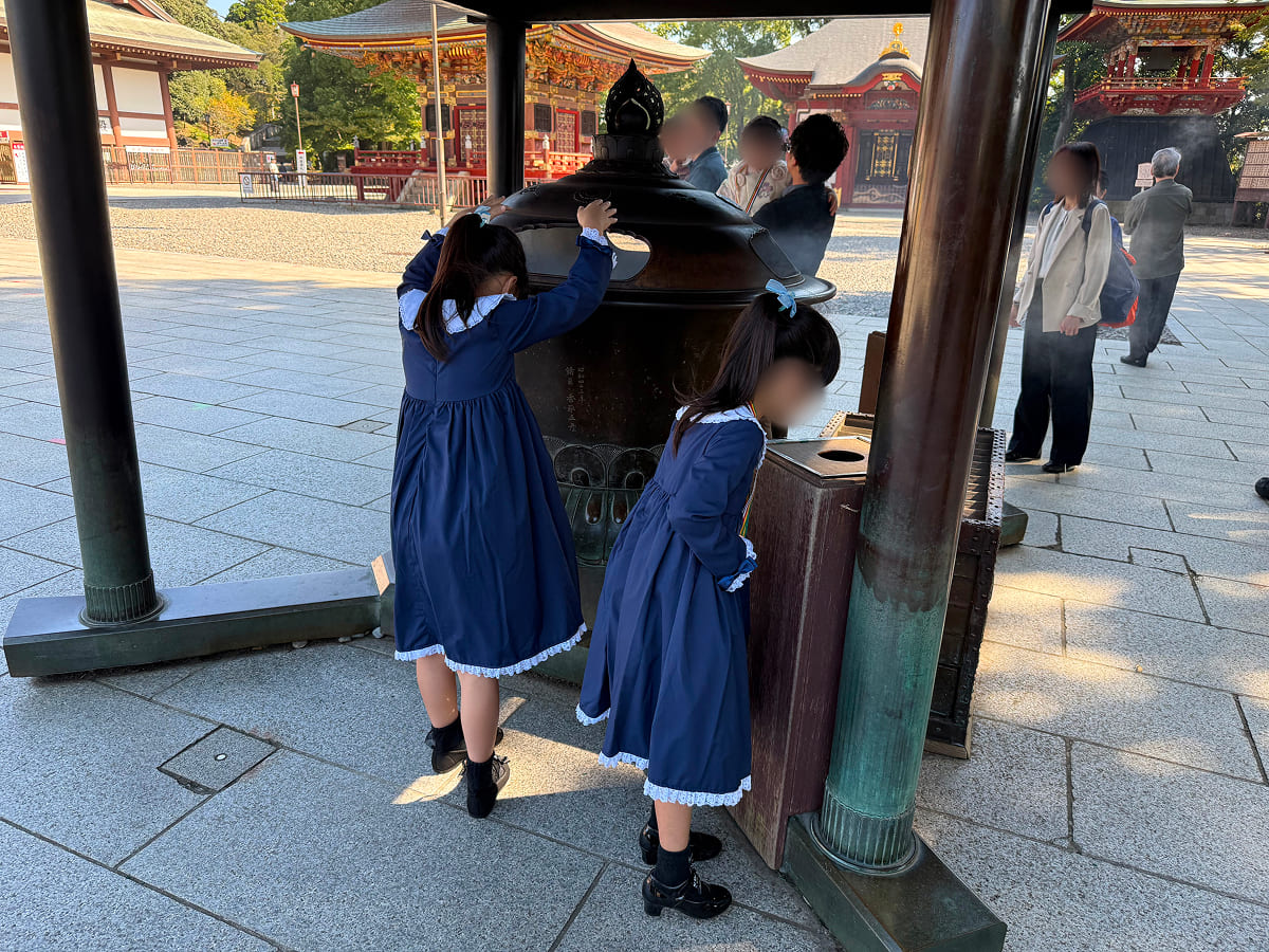 成田山新勝寺 大本堂前の香閣（こうかく）で頭よくな〜れ！