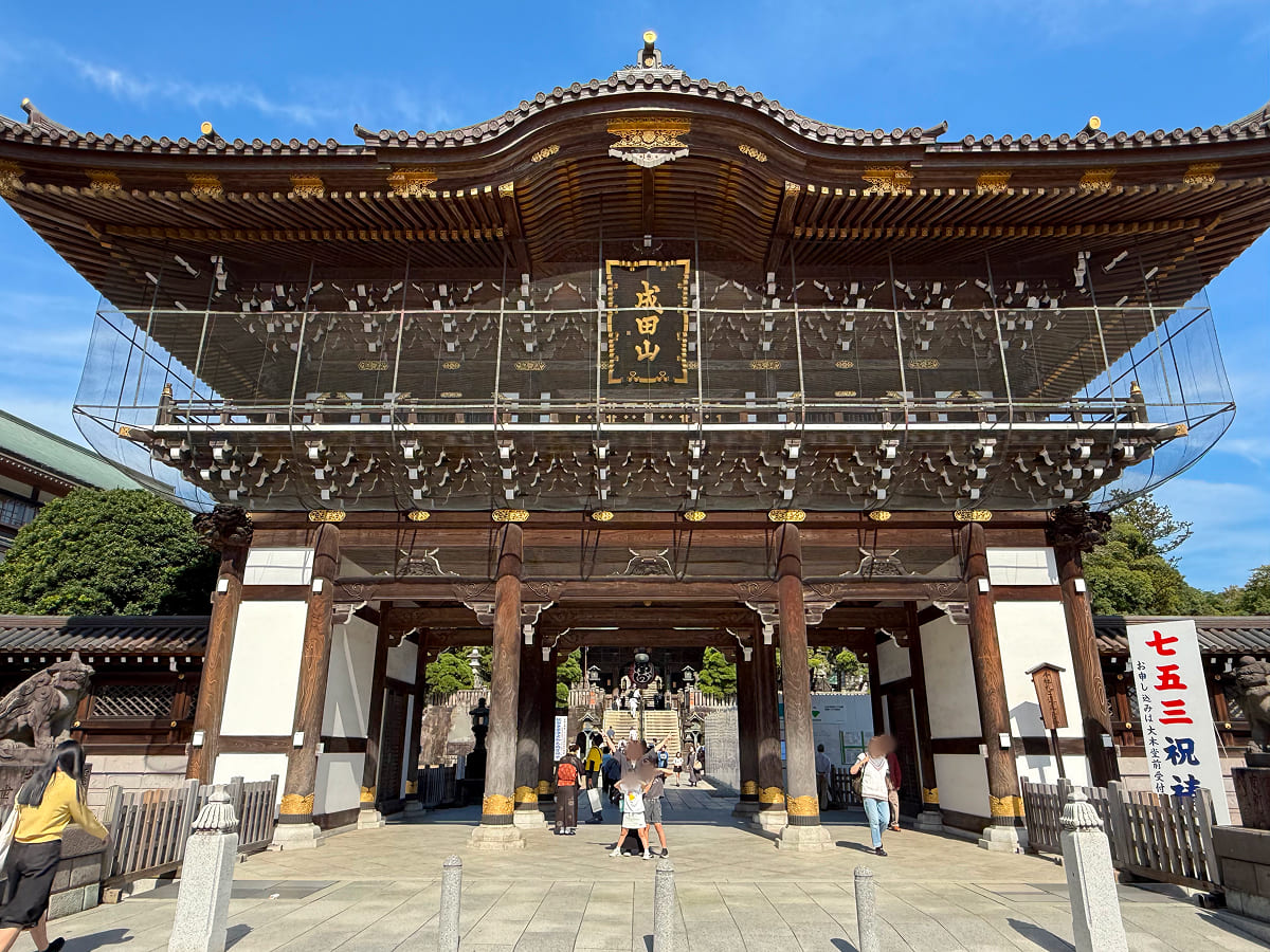 成田山新勝寺 総門前で記念撮影