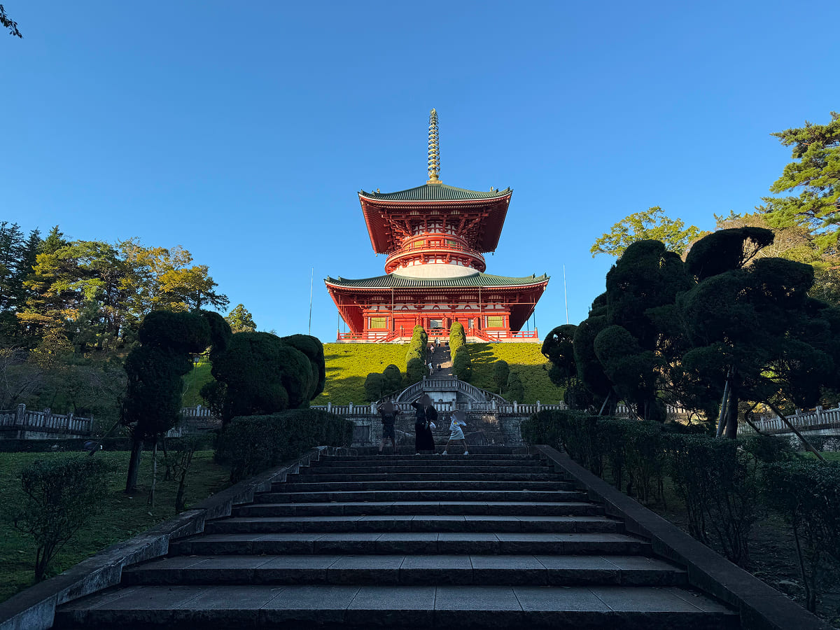 成田山公園 西洋庭園から平和大塔を背景に記念撮影