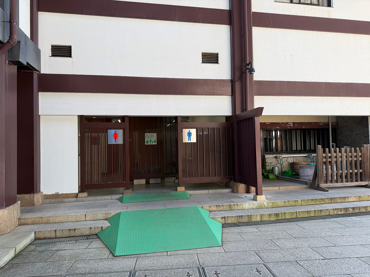 成田山新勝寺 トイレ（多目的トイレも完備）