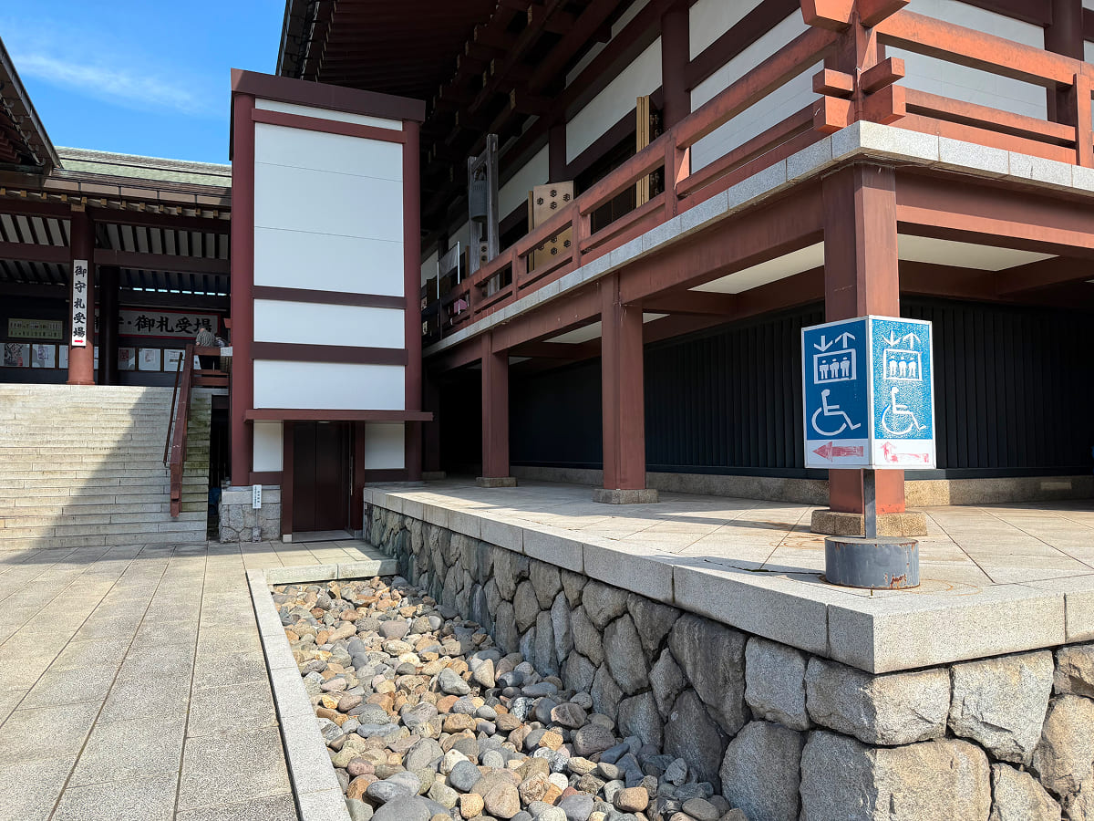 成田山新勝寺 大本堂に上がるエレベーター