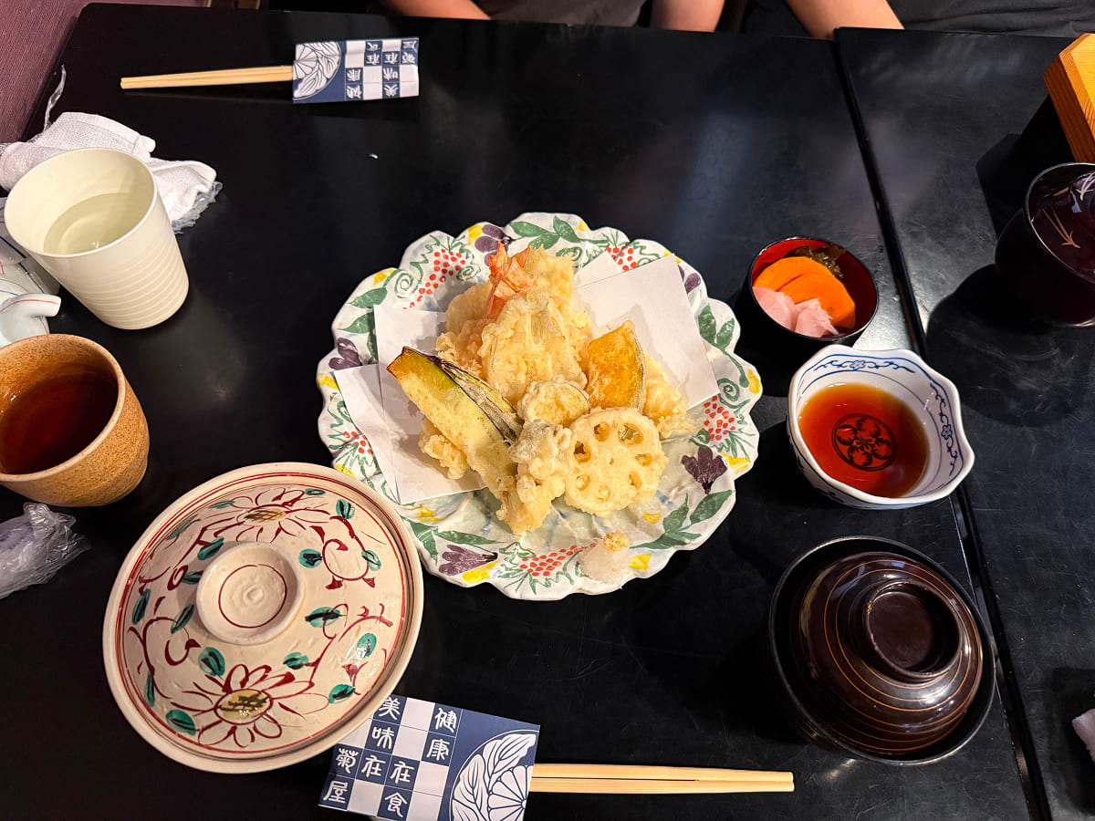 成田山参道 菊屋でママが注文した「天ぷら定食」