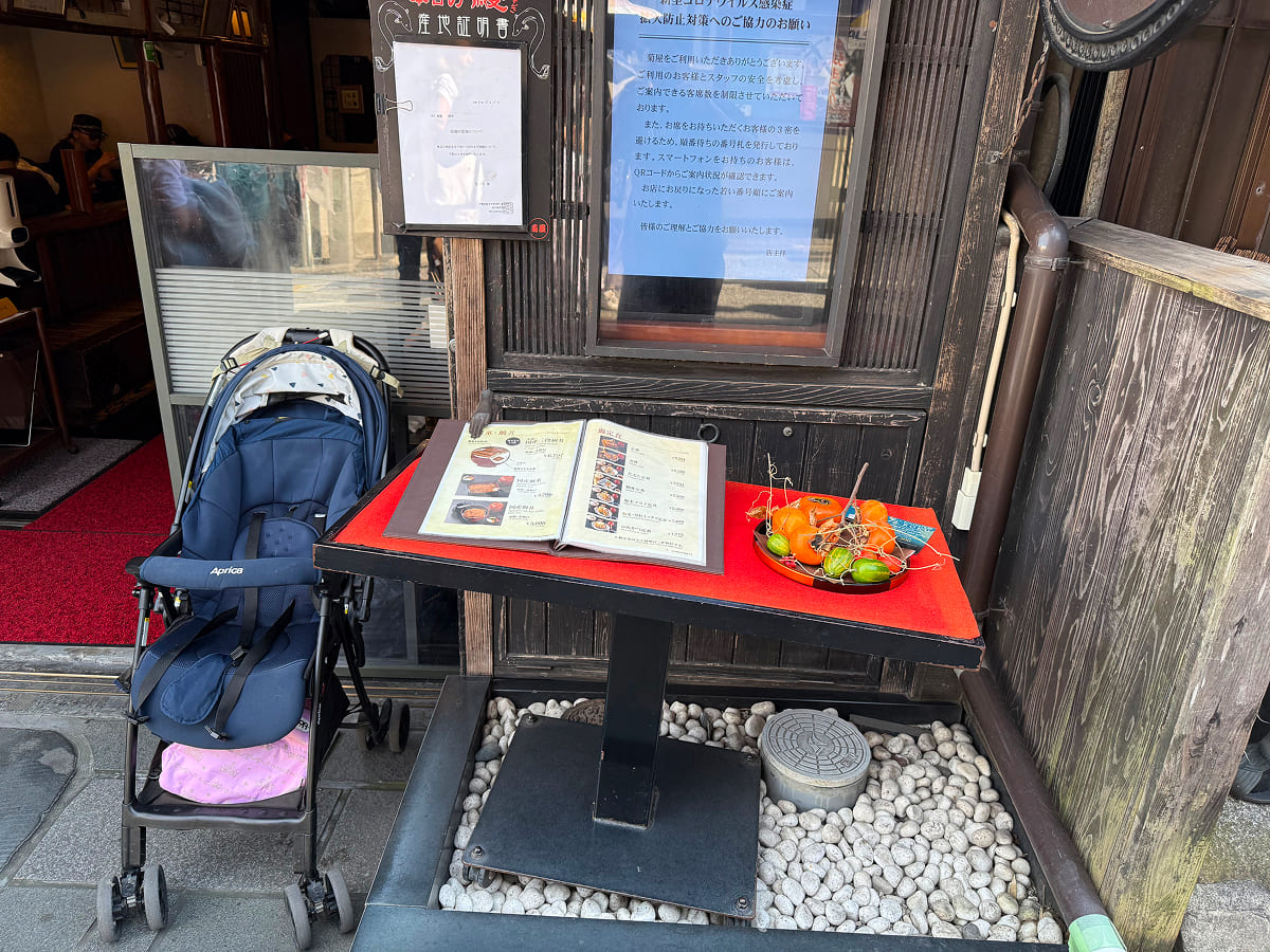 成田山菊屋 ベビーカーは店先で預ける