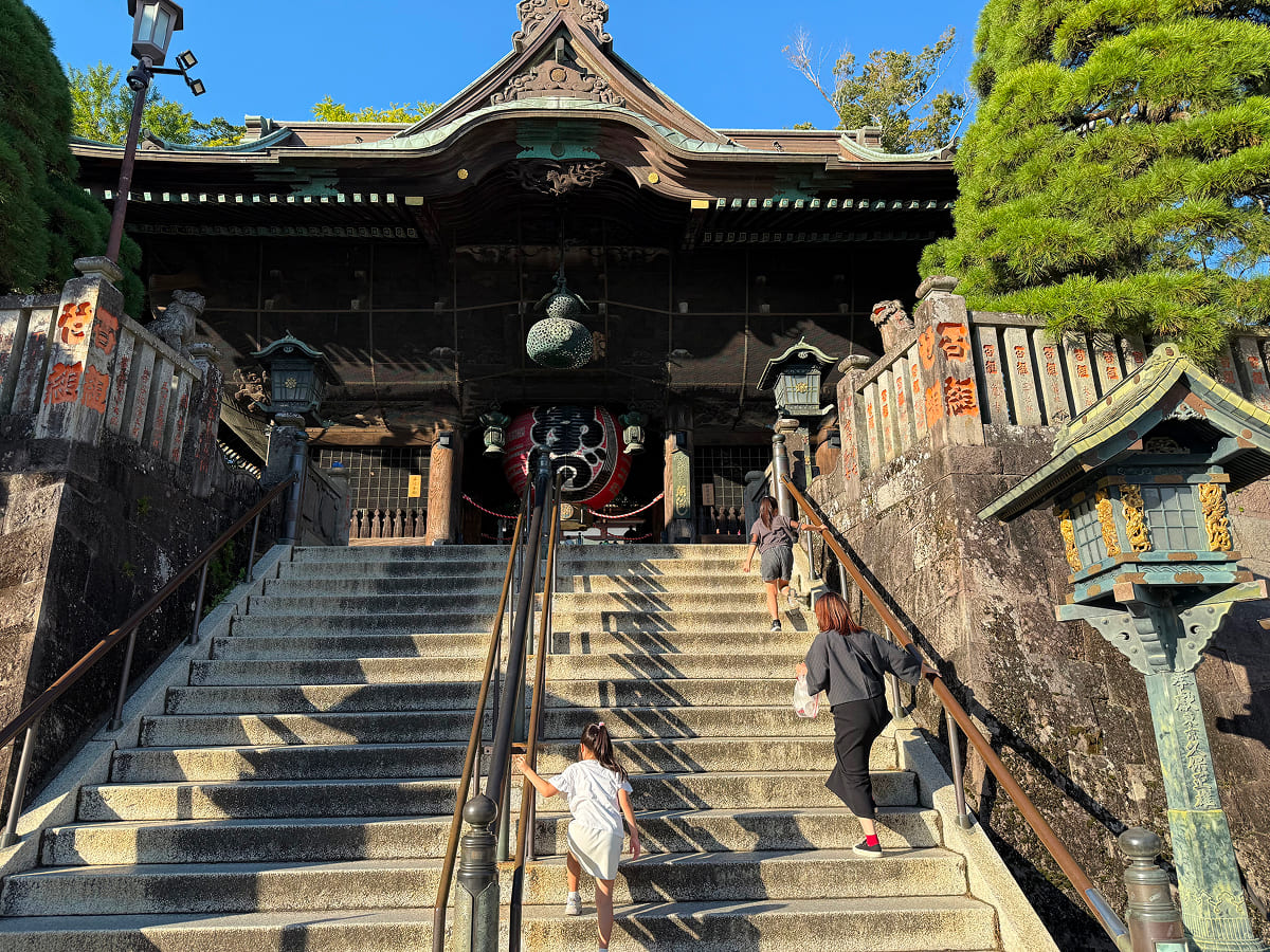 成田山新勝寺 仁王門の前の階段を登る様子