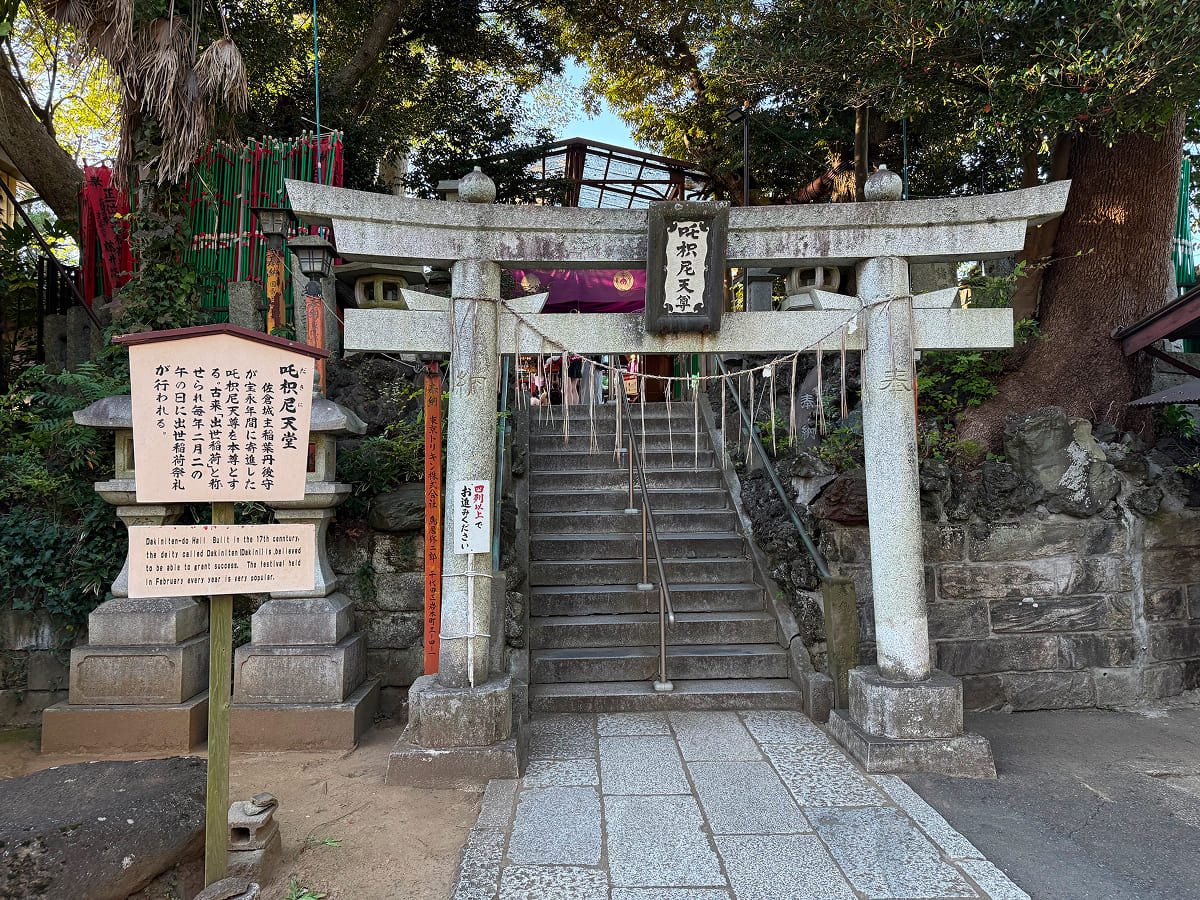 成田山新勝寺 出世稲荷へと続く鳥居
