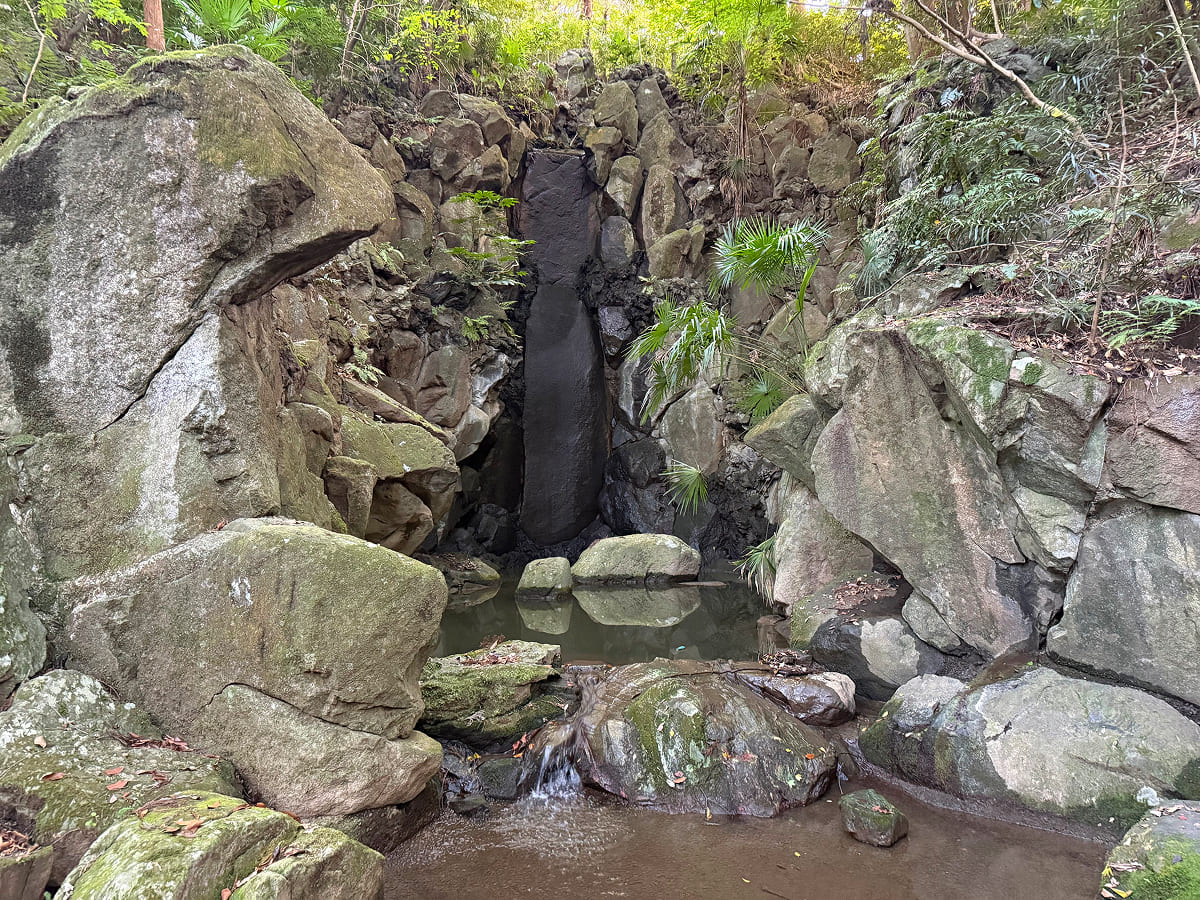 成田山新勝寺 雄飛の滝（時間帯により水が止まっていることもある）